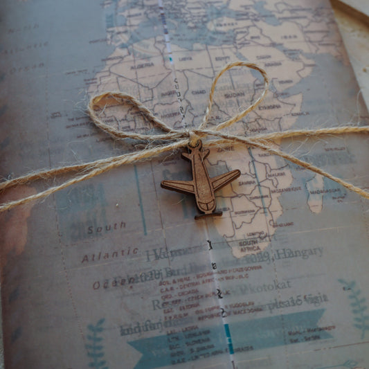 LS817 - Repülőt ábrázoló fa kiegészítő-Kiegészítő-Erdélyi Esküvői Meghívók-kiegészítő,travel,utazás,vintage-Erdélyi Esküvői Meghívók