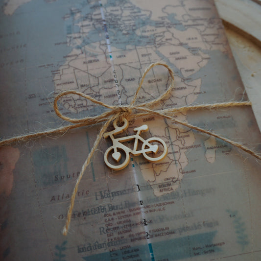 LS806 - Biciklit ábrázoló fa kiegészítő-Kiegészítő-Erdélyi Esküvői Meghívók-bicikli,biciklis,kiegészítő,travel,utazás-Erdélyi Esküvői Meghívók