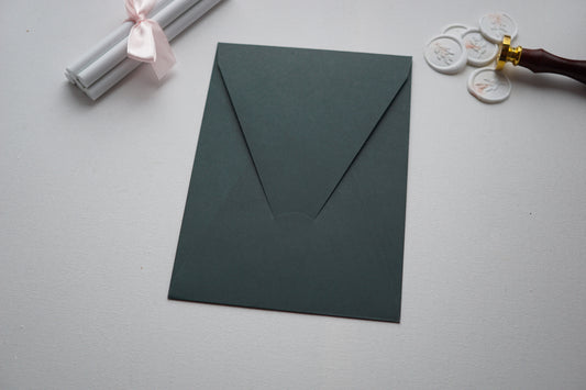 Z9193 - Sötét zöld díszboríték - 20 x 14 cm-Boríték-Erdélyi Esküvői Meghívók-boríték,rövid oldalon nyíló boríték,zöld-Erdélyi Esküvői Meghívók