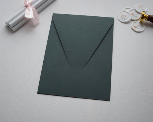 Z9193 - Sötét zöld díszboríték - 20 x 14 cm-Boríték-Erdélyi Esküvői Meghívók-boríték,rövid oldalon nyíló boríték,zöld-Erdélyi Esküvői Meghívók