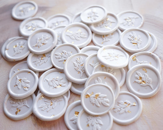 Fehér viaszpecsét aranyfólia darabokkal-viaszpecsét-Erdélyi Esküvői Meghívók-arany,viaszpecsét-Erdélyi Esküvői Meghívók