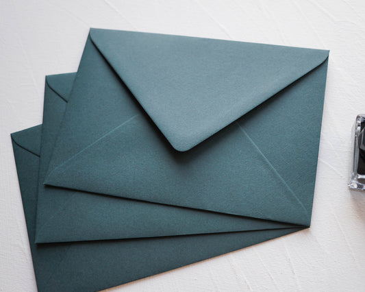 Fenyőzöld prémium díszboríték - B6 - 125×176 mm-Boríték-B6 - 12.5 x 17.6 cm -B6, boríték, zöld boríték - plicuri colorate - plicuri speciale -Erdélyi Esküvői Meghívók