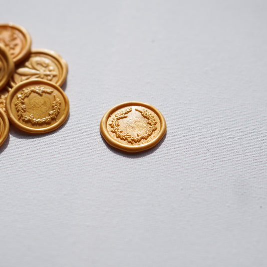 Arany színű kézzel készített viaszpecsét-viaszpecsét-Erdélyi Esküvői Meghívók-arany,viaszpecsét-Levélkoszorú-Erdélyi Esküvői Meghívók