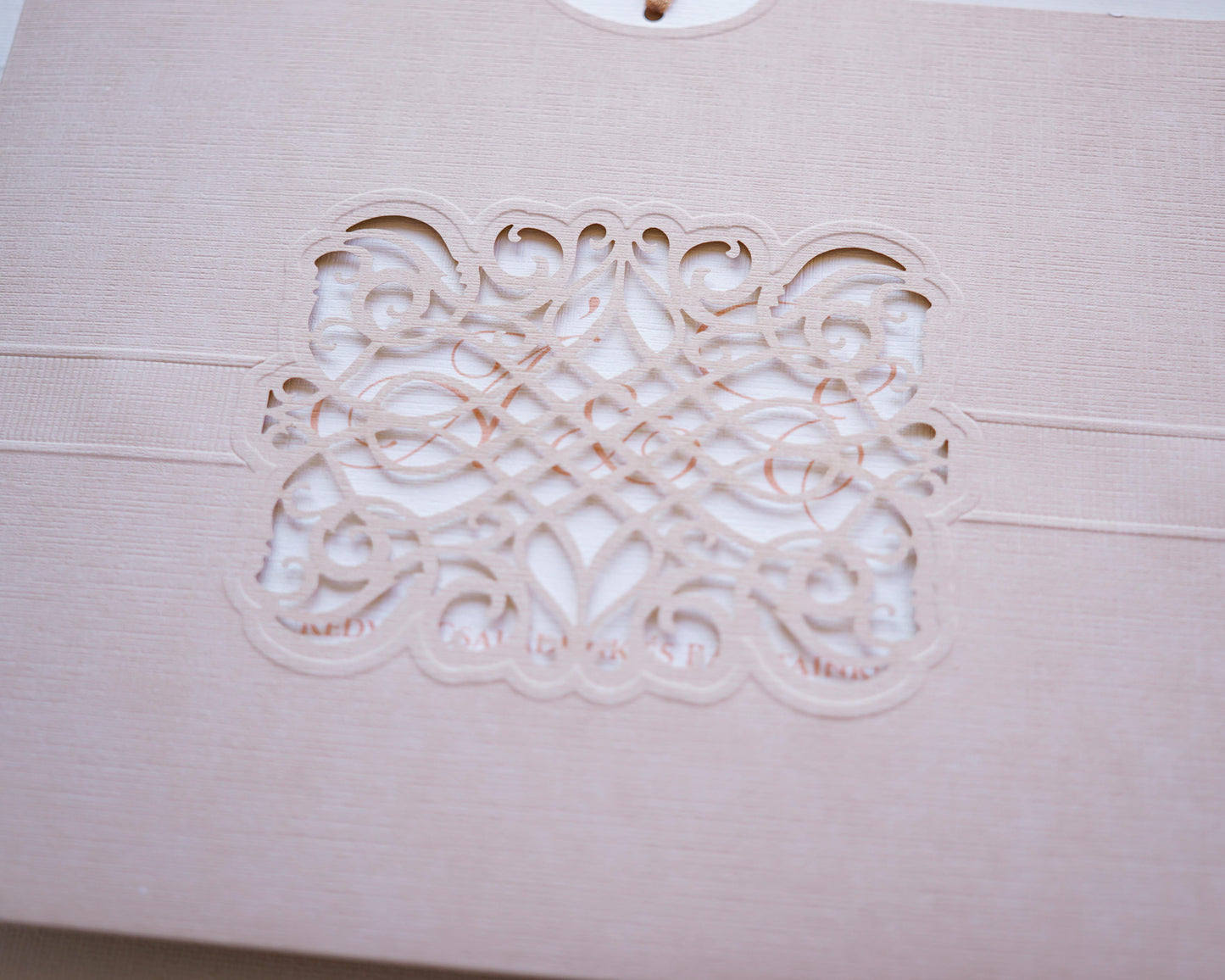 1127 - Lézervágott Esküvői Meghívó-esküvői meghívó-Erdélyi Esküvői Meghívók-barokk minta,dombornyomott,elegáns,lasercut-Erdélyi Esküvői Meghívók