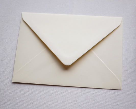 Ivory díszboríték textúrált papírból i8 - 13,3 x 18,4 cm.-Boríték-i8 - 13.3 x 18.4 cm -boríték, krém boríték - plicuri colorate - plicuri speciale -Erdélyi Esküvői Meghívók