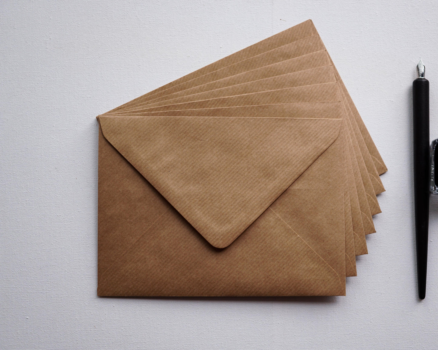 Kraft díszboríték textúrált papírból i8 - 13,3 x 18,4 cm.-Boríték-i8 - 13.3 x 18.4 cm -barna, boríték boríték - plicuri colorate - plicuri speciale -Erdélyi Esküvői Meghívók