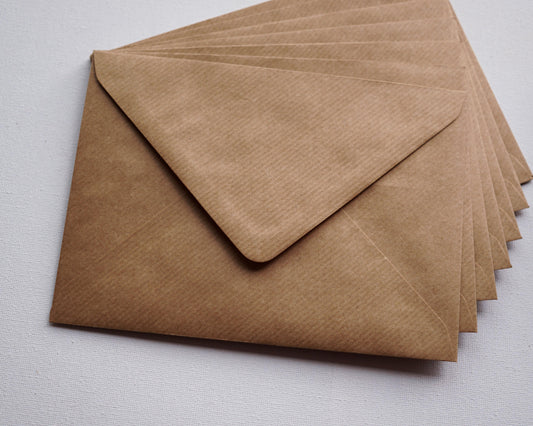 Kraft díszboríték textúrált papírból i8 - 13,3 x 18,4 cm.-Boríték-i8 - 13.3 x 18.4 cm -barna, boríték boríték - plicuri colorate - plicuri speciale -Erdélyi Esküvői Meghívók