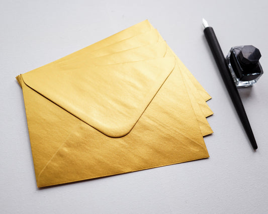 Arany színű díszboríték fényes papírból, i8 - 13,3 x 18,4 cm.-Boríték-i8 - 13.3 x 18.4 cm -arany, boríték boríték - plicuri colorate - plicuri speciale -Erdélyi Esküvői Meghívók