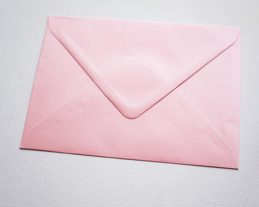 Gyöngyházfényes rózsaszín díszboríték i8 - 13,3 x 18,4 cm.-Boríték-i8 - 13.3 x 18.4 cm -boríték, rózsaszín boríték - plicuri colorate - plicuri speciale -Erdélyi Esküvői Meghívók