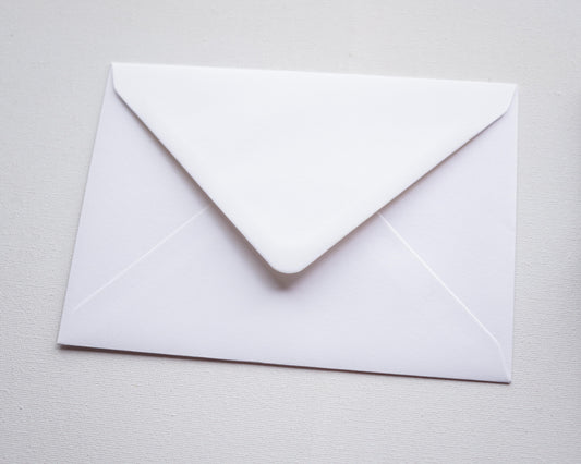 Fehér díszboríték textúrált papírból- C6 - 114 x 162 mm-Boríték-C6 - 11.4 x 16.2 cm -boríték, fehér boríték - plicuri colorate - plicuri speciale -Erdélyi Esküvői Meghívók