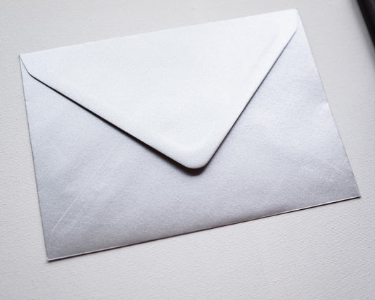 Ezüst színű díszboríték fényes papírból, i8 - 13,3 x 18,4 cm.-Boríték-i8 - 13.3 x 18.4 cm -boríték, ezust, szürke boríték - plicuri colorate - plicuri speciale -Erdélyi Esküvői Meghívók