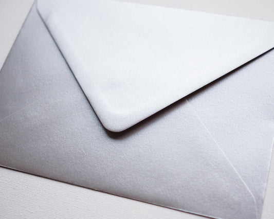 Ezüst színű díszboríték - C6 - 114 x 162 mm-Boríték-C6 - 11.4 x 16.2 cm -boríték, ezust, szürke boríték - plicuri colorate - plicuri speciale -Erdélyi Esküvői Meghívók