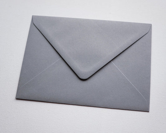 Sötét szürke díszboríték i8 - 13,3 x 18,4 cm.-Boríték-i8 - 13.3 x 18.4 cm -boríték, szürke boríték - plicuri colorate - plicuri speciale -Erdélyi Esküvői Meghívók