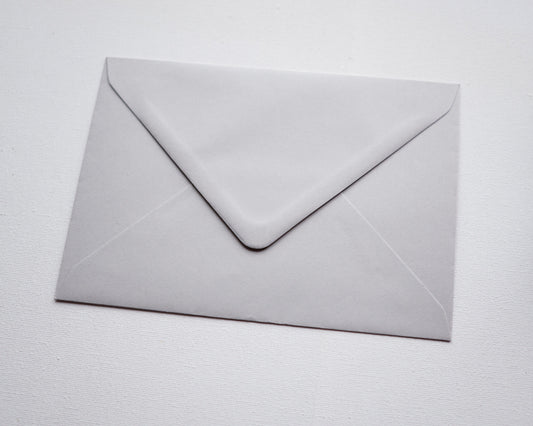 Szürke díszboríték i8 - 13,3 x 18,4 cm.-Boríték-i8 - 13.3 x 18.4 cm -boríték, szürke boríték - plicuri colorate - plicuri speciale -Erdélyi Esküvői Meghívók