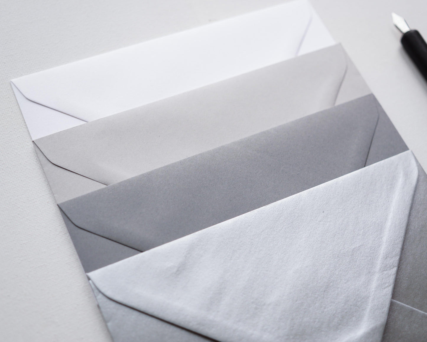 Ezüst színű díszboríték fényes papírból, i8 - 13,3 x 18,4 cm.-Boríték-i8 - 13.3 x 18.4 cm -boríték, ezust, szürke boríték - plicuri colorate - plicuri speciale -Erdélyi Esküvői Meghívók