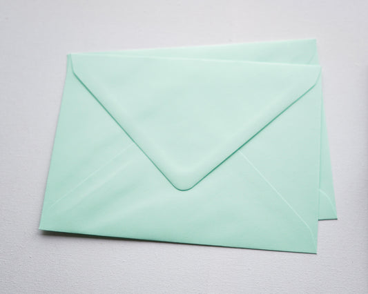 Pasztell zöld díszboríték i8 - 13,3 x 18,4 cm.-Boríték-i8 - 13.3 x 18.4 cm -boríték, zöld boríték - plicuri colorate - plicuri speciale -Erdélyi Esküvői Meghívók