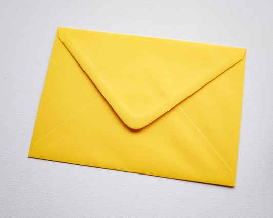 Napsárga díszboríték i8 - 13,3 x 18,4 cm.-Boríték-i8 - 13.3 x 18.4 cm -boríték, sárga boríték - plicuri colorate - plicuri speciale -Erdélyi Esküvői Meghívók