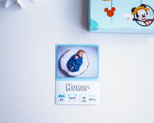 Kisfiús hűtőmágnes fényképpel és születési adatokkal - HM04-hűtőmágnes-Erdélyi Esküvői Meghívók-ajándék,kisfiu-Erdélyi Esküvői Meghívók