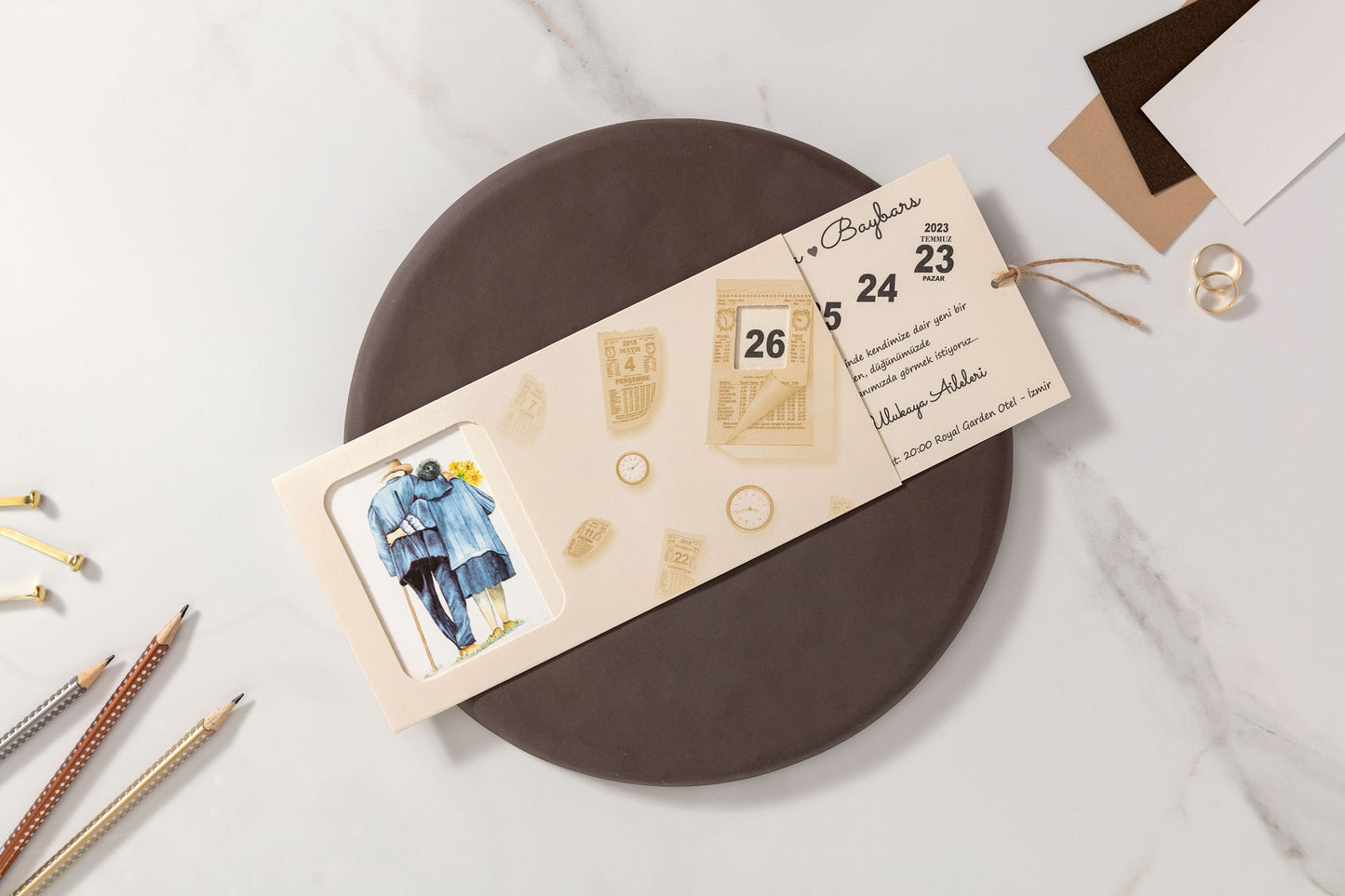 10461 - Kihúzható fiatal párt ábrázoló esküvői meghívó