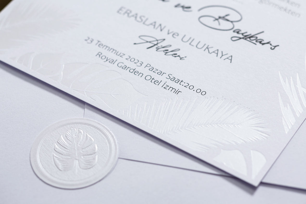 10589 - Dombornyomott levélmintás esküvői meghívó