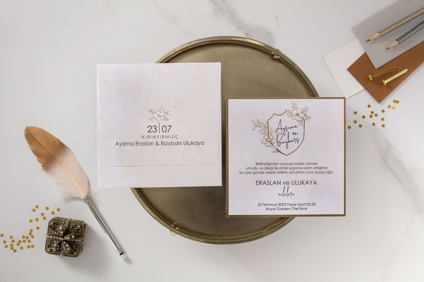 10600 - Aranyozott virágmintás esküvői meghívó