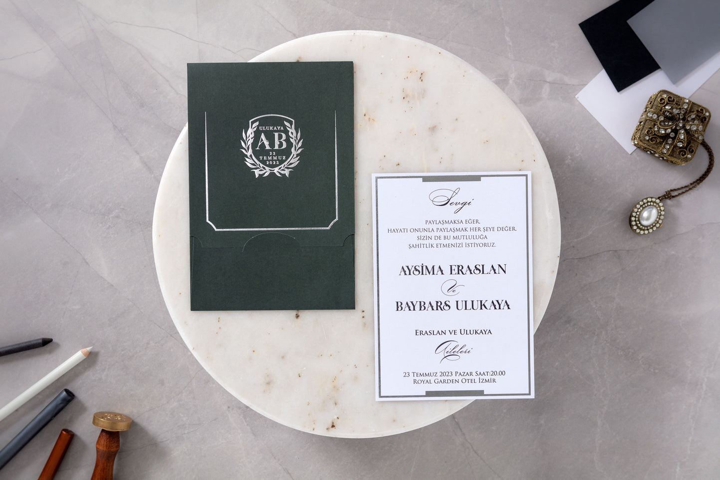 10603 - Elegáns méregzöld esküvői meghívó ezüst mintával