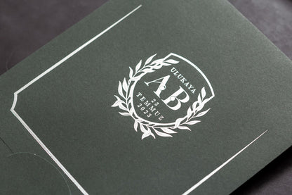 10603 - Elegáns méregzöld esküvői meghívó ezüst mintával