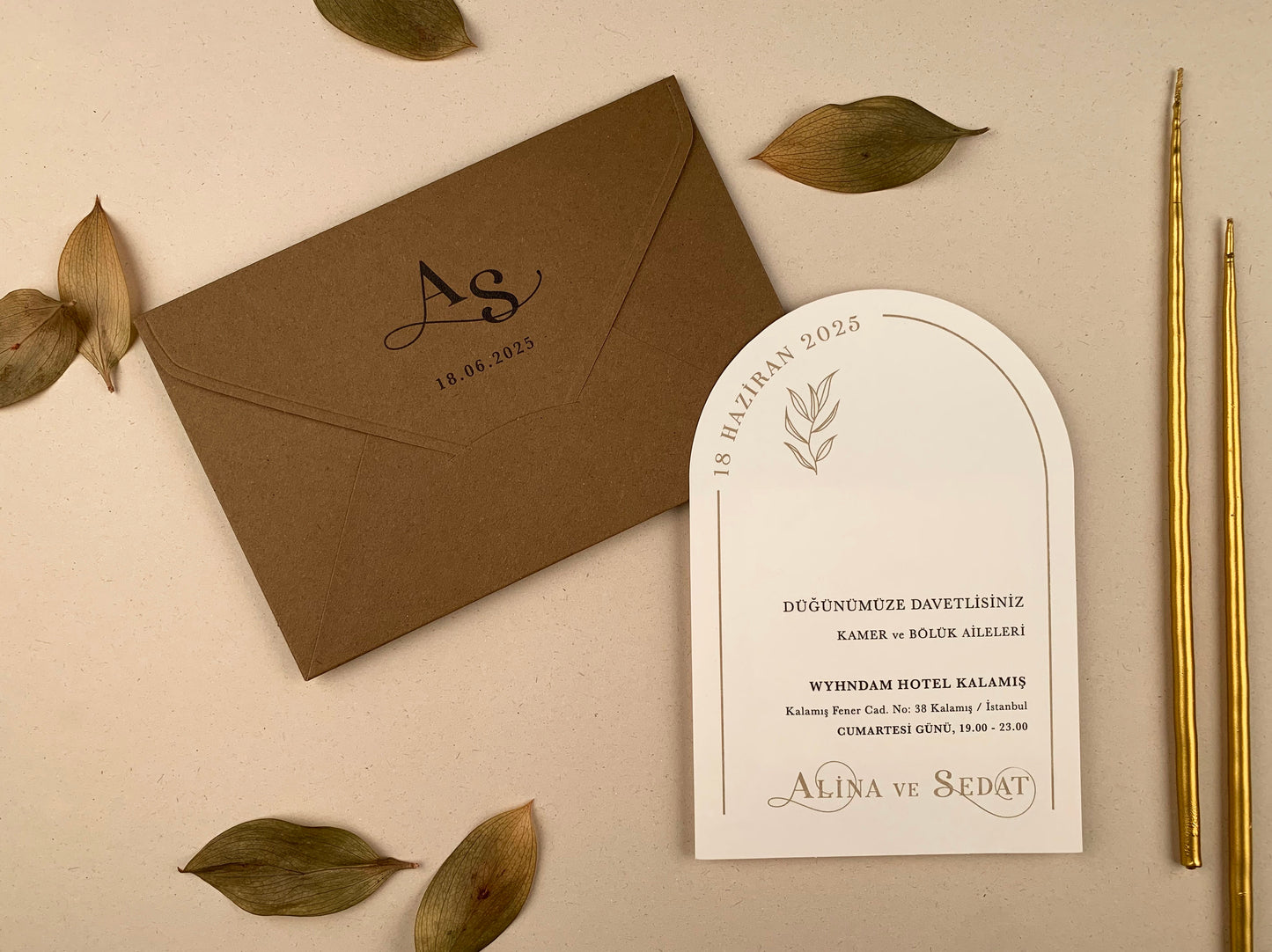 12250 - Rounded wedding invitation with brown envelope