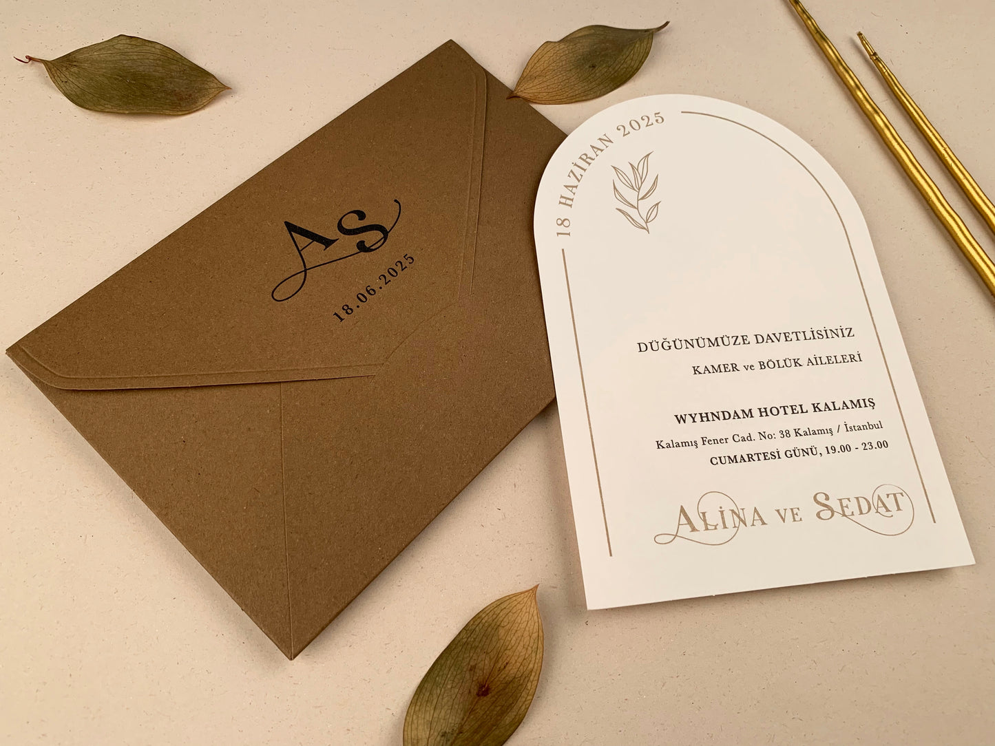 12250 - Rounded wedding invitation with brown envelope