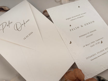 13326 - Virágos esküvői meghívó dombornyomott mintával