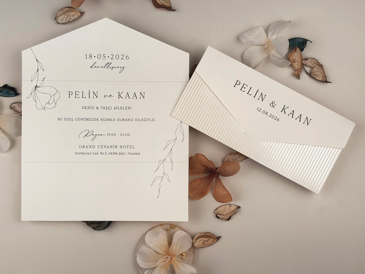 13334 - Összehajtható esküvői meghívó virágmintával