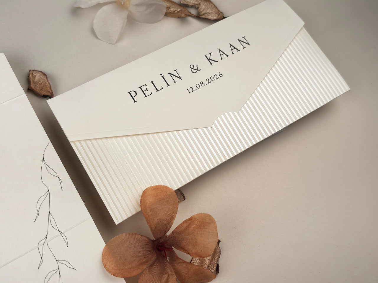 13334 - Összehajtható esküvői meghívó virágmintával