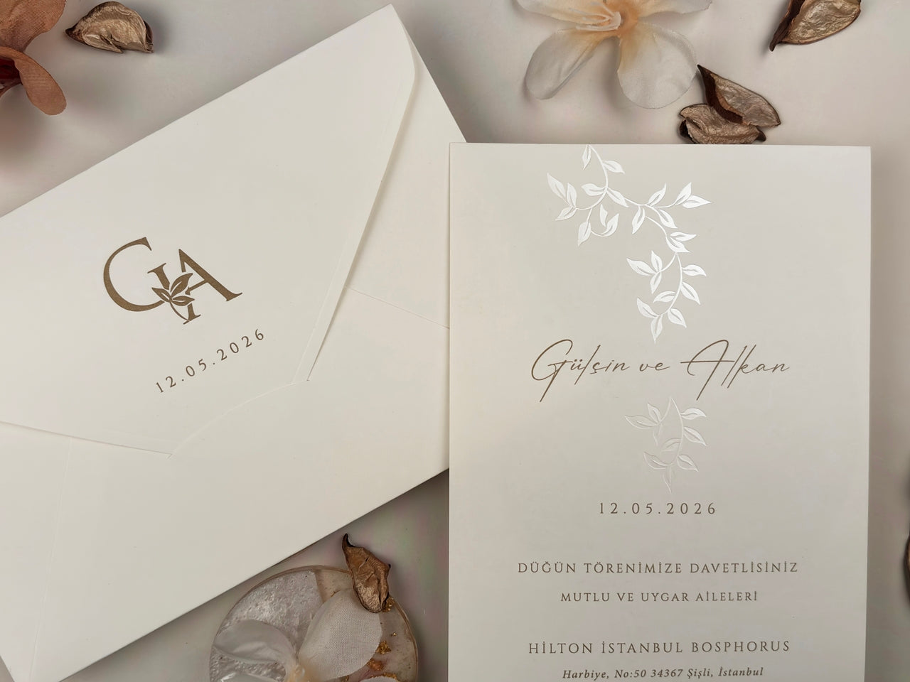 13335 - Virágos esküvői meghívó dombornyomott mintával