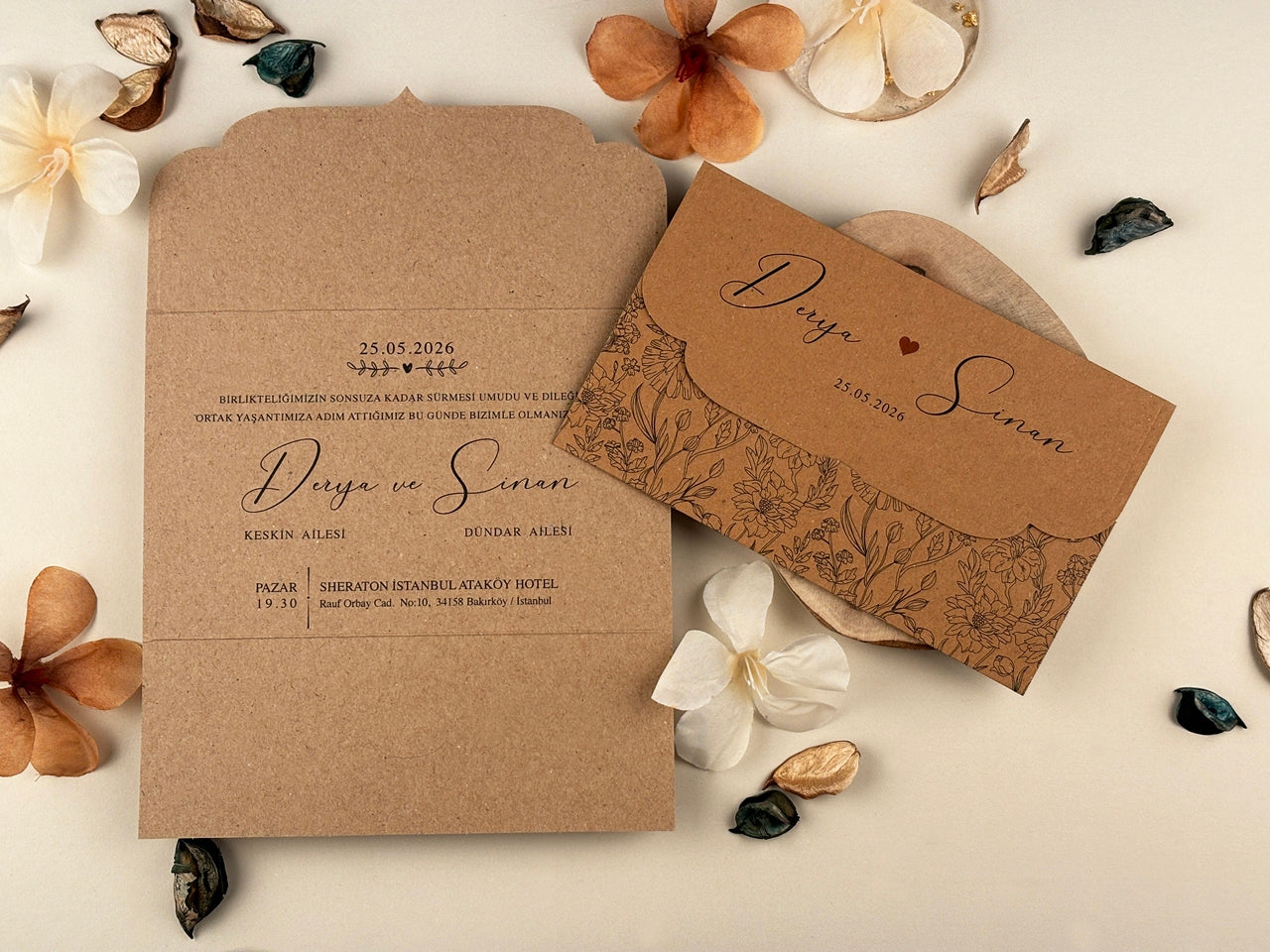 85852 - Összehajtható esküvői meghívó virágmintával kraft papírból