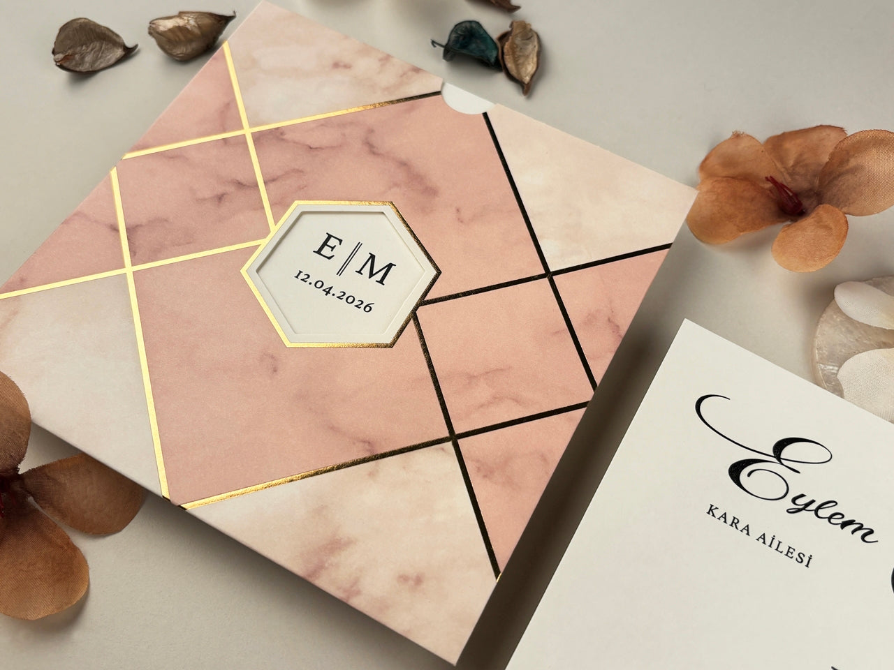 85860 - Rózsaszín tokos esküvői meghívó geometrikus mintával