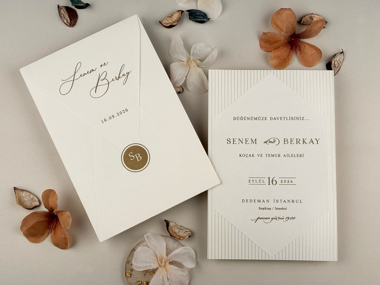 96935 - Elegáns esküvői meghívó dombornyomott mintával