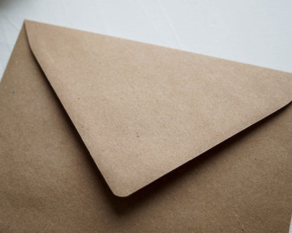 Kraft / Barna díszboríték - B6 - 125×176 mm-Boríték-B6 - 12.5 x 17.6 cm -B6, barna, boríték boríték - plicuri colorate - plicuri speciale -Erdélyi Esküvői Meghívók