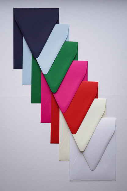 Világos kék színű rövidebb oldalon nyíló díszboríték - i8 - 13.4 x 18.2 cm. - RENDELÉSRE-Boríték-Erdélyi Esküvői Meghívók-boríték,kék,rövid oldalon nyíló boríték-Erdélyi Esküvői Meghívók