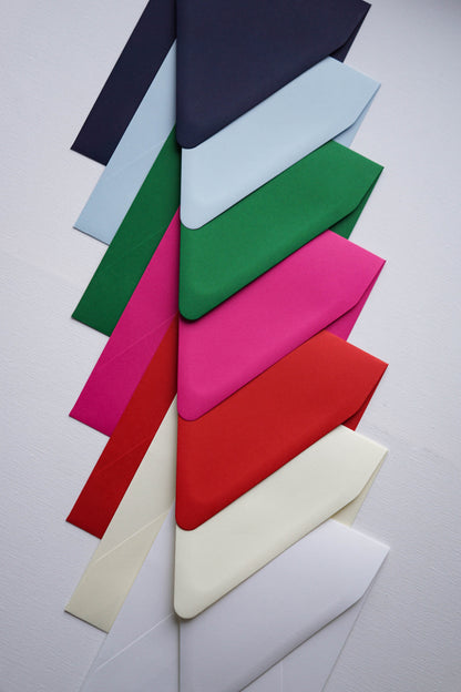 Magenta színű rövidebb oldalon nyíló díszboríték - i8 - 13.4 x 18.2 cm. - RENDELÉSRE-Boríték-Erdélyi Esküvői Meghívók-boríték,lila,rövid oldalon nyíló boríték-Erdélyi Esküvői Meghívók