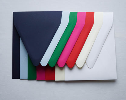 Magenta színű rövidebb oldalon nyíló díszboríték - i8 - 13.4 x 18.2 cm. - RENDELÉSRE-Boríték-Erdélyi Esküvői Meghívók-boríték,lila,rövid oldalon nyíló boríték-Erdélyi Esküvői Meghívók