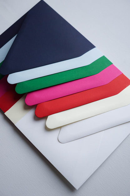 Magenta színű rövidebb oldalon nyíló díszboríték - i8 - 13.4 x 18.2 cm. - RENDELÉSRE-Boríték-Erdélyi Esküvői Meghívók-boríték,lila,rövid oldalon nyíló boríték-Erdélyi Esküvői Meghívók