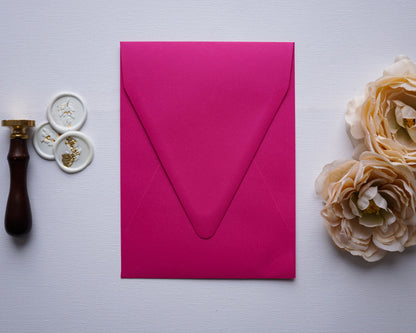 Magenta színű rövidebb oldalon nyíló díszboríték - i8 - 13.4 x 18.2 cm. - RENDELÉSRE-Boríték-Erdélyi Esküvői Meghívók-boríték,lila,rövid oldalon nyíló boríték-Erdélyi Esküvői Meghívók