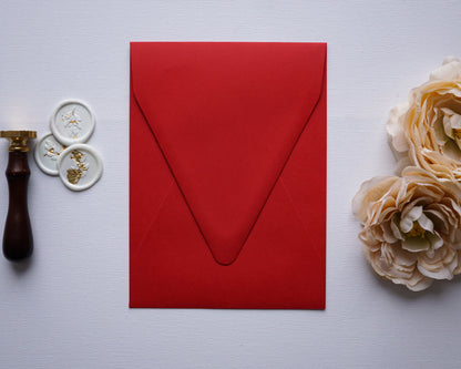 Piros színű rövidebb oldalon nyíló díszboríték - i8 - 13.4 x 18.2 cm. - RENDELÉSRE-Boríték-Erdélyi Esküvői Meghívók-boríték,piros,rövid oldalon nyíló boríték-Erdélyi Esküvői Meghívók