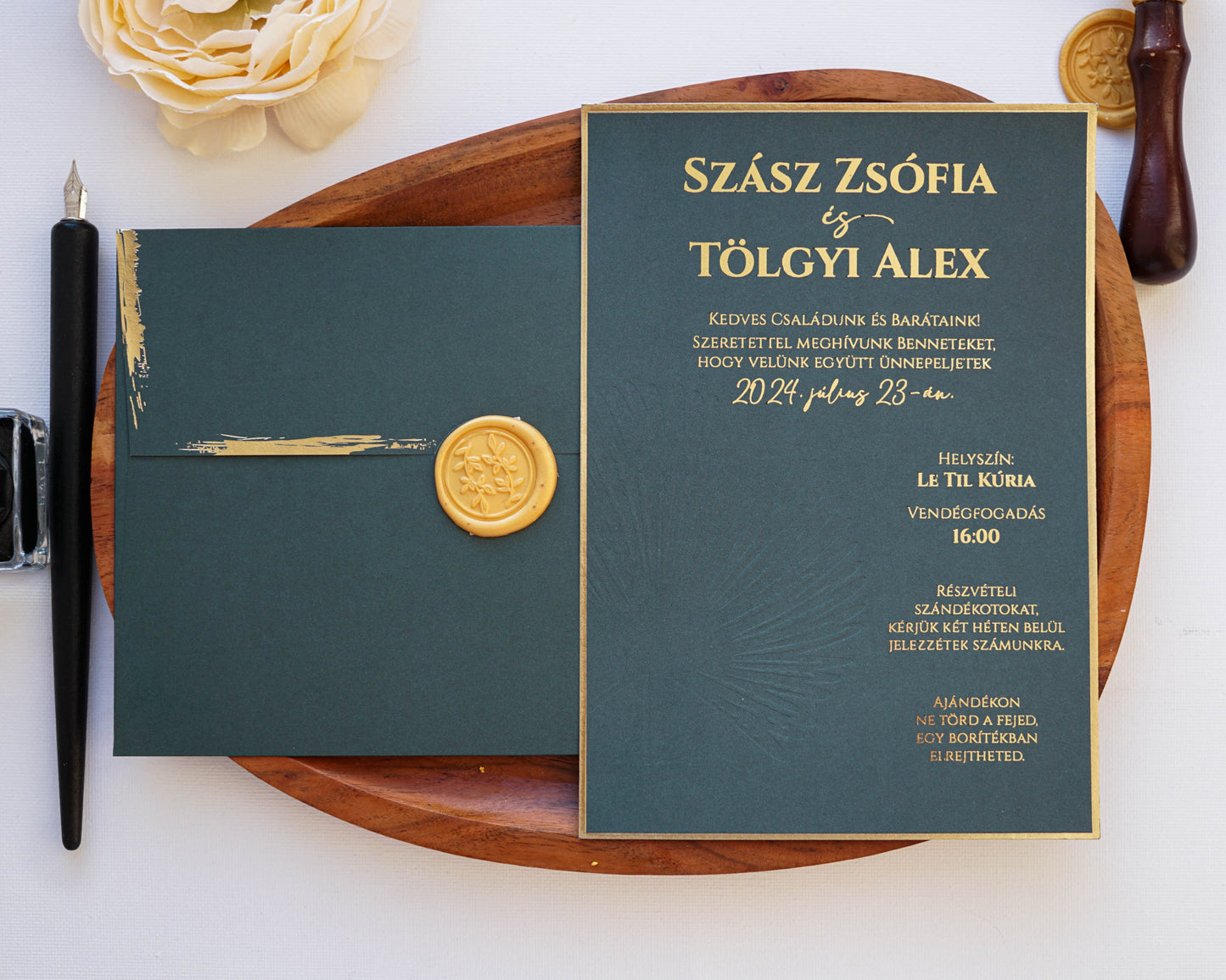 9317 - Méregzöld esküvői meghívó aranyprégelt szöveggel