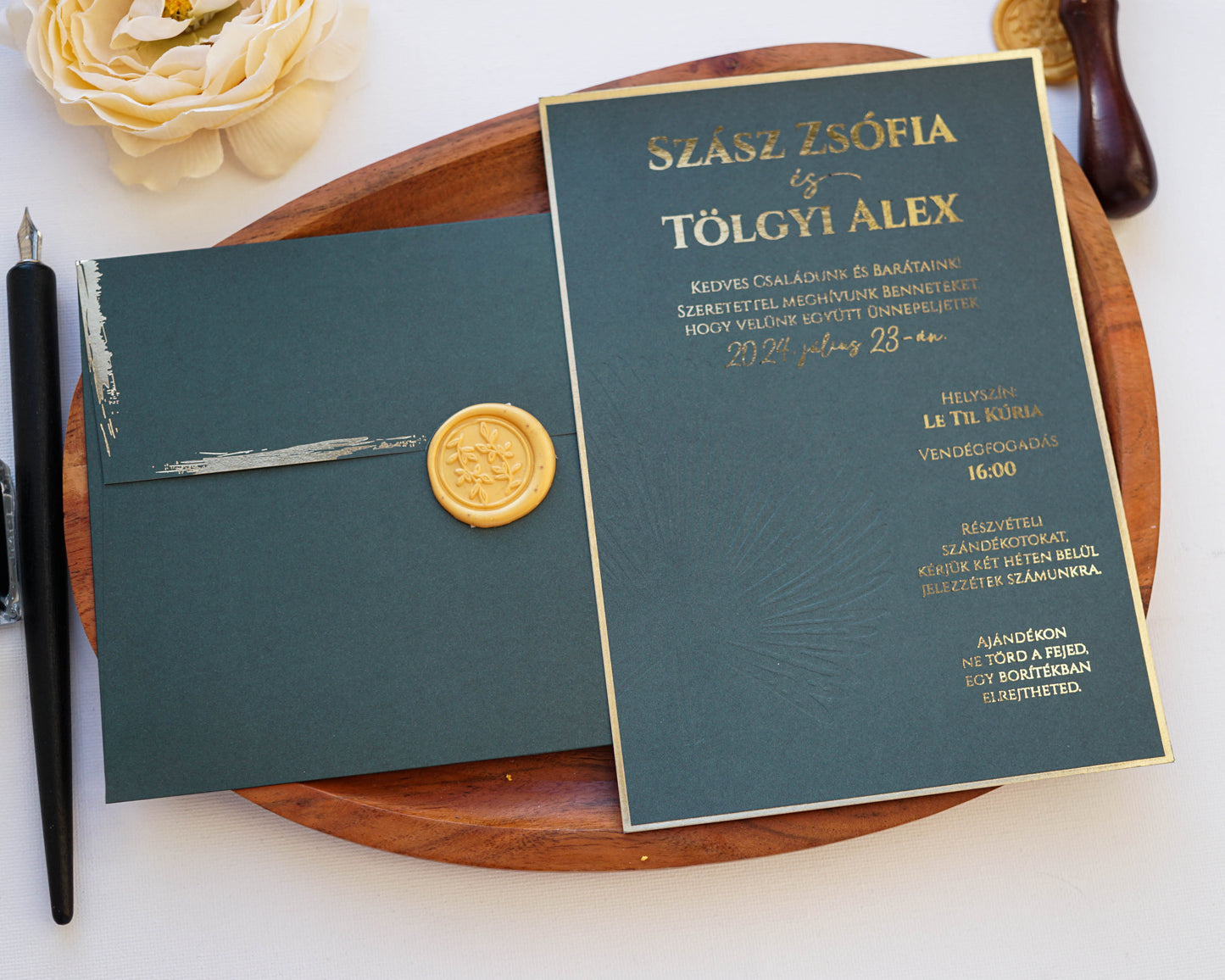 9317 - Méregzöld esküvői meghívó aranyprégelt szöveggel