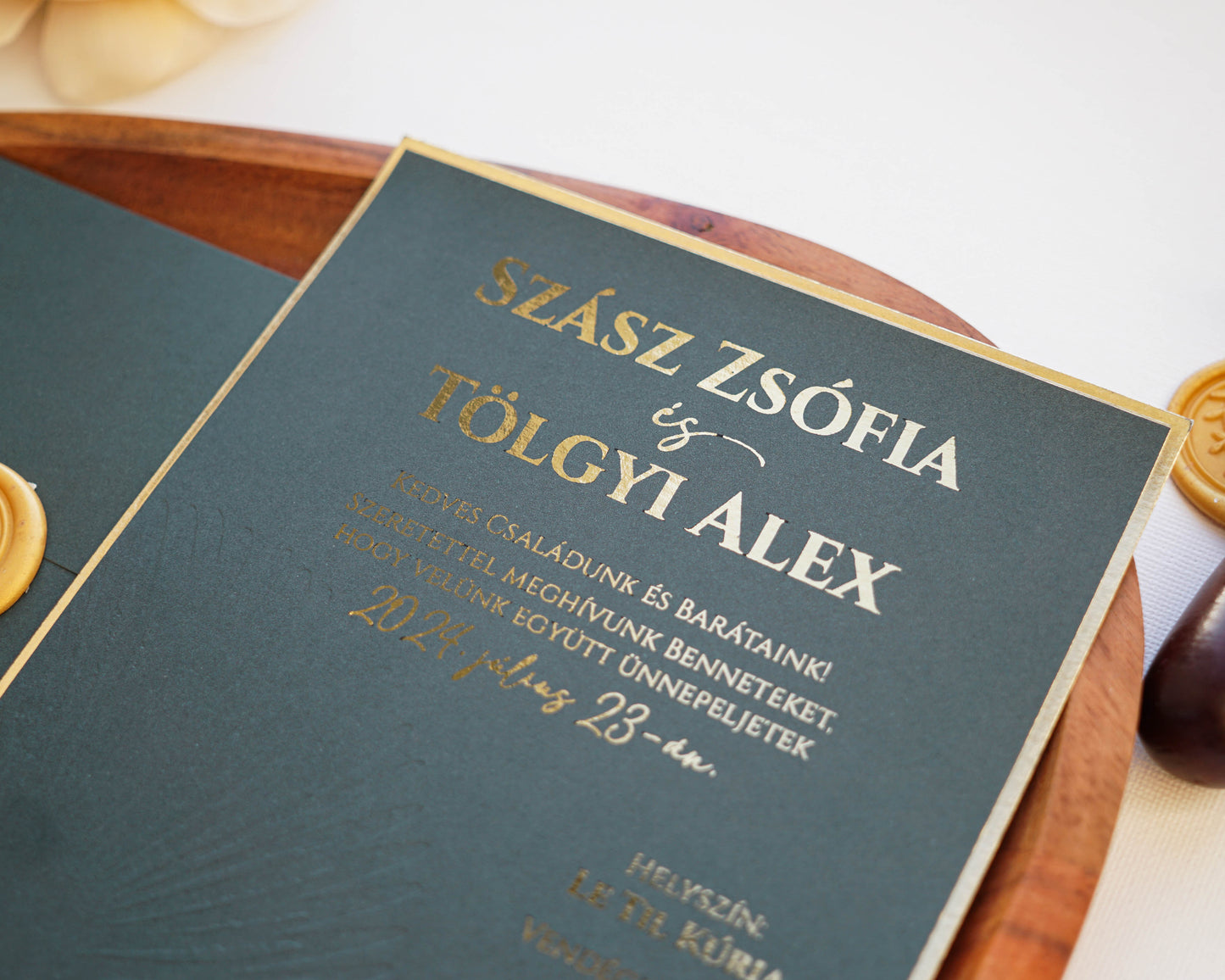 9317 - Méregzöld esküvői meghívó aranyprégelt szöveggel