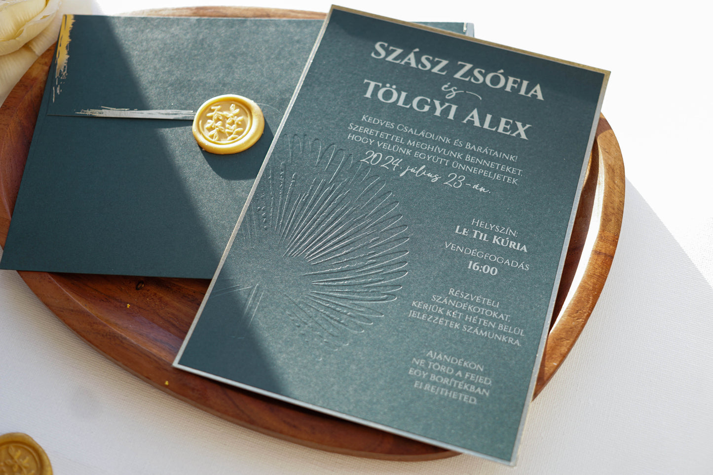 9317 - Méregzöld esküvői meghívó aranyprégelt szöveggel