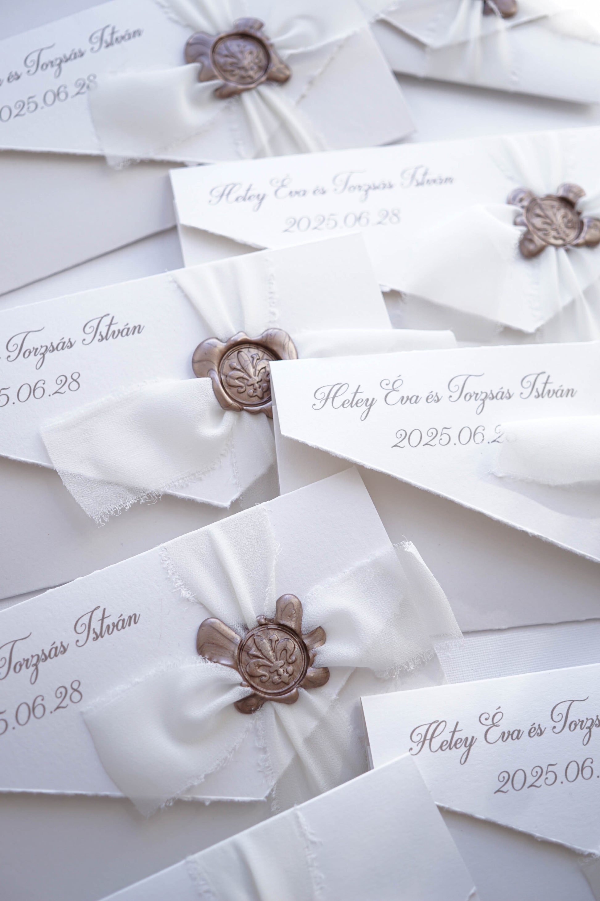 EM74 - Elegáns kinyitható meghívó viaszpecséttel és szalaggal-esküvői meghívó-Erdélyi Esküvői Meghívók-barokk minta,egyedi,elegáns,fehér,pezsgő-Erdélyi Esküvői Meghívók