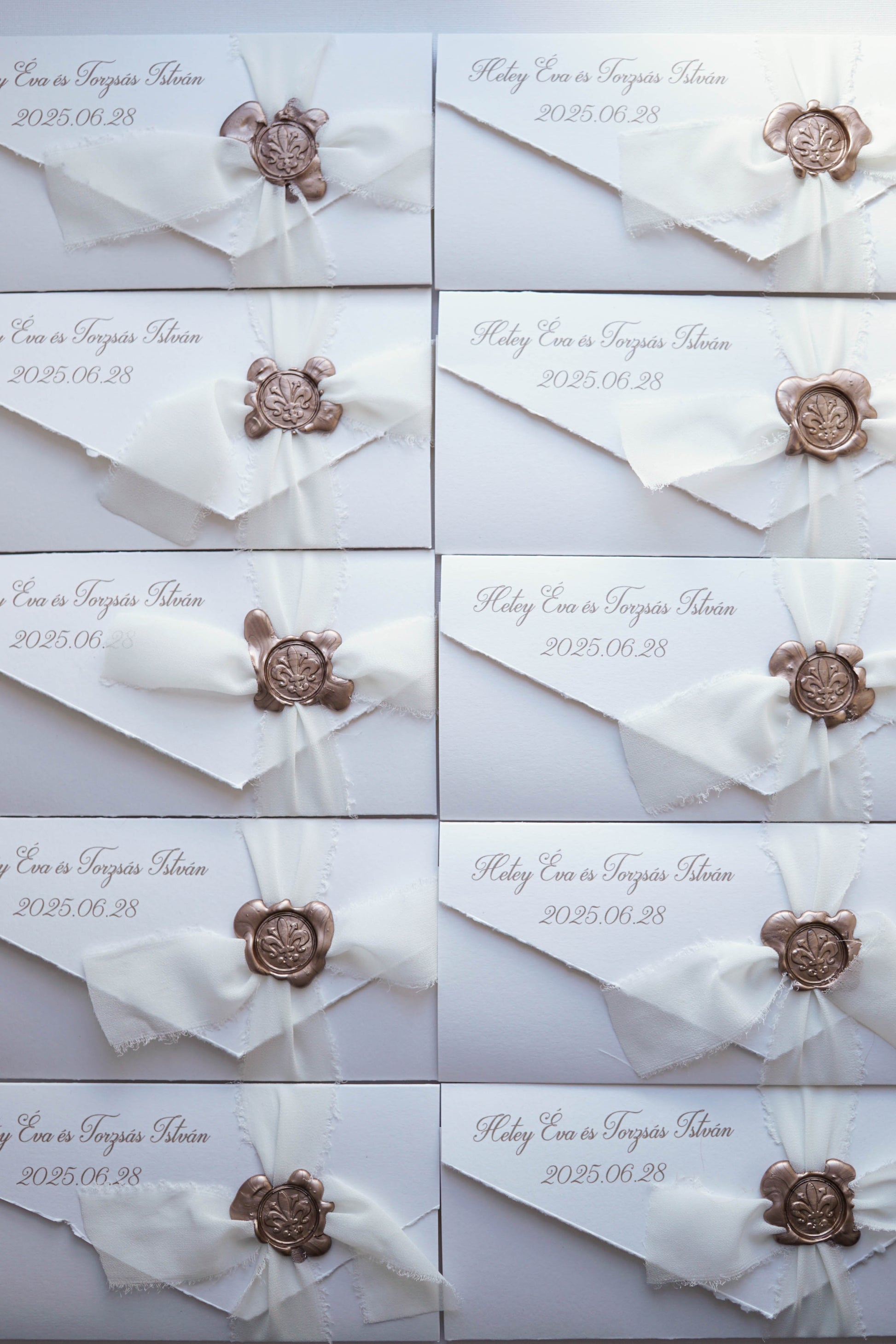 EM74 - Elegáns kinyitható meghívó viaszpecséttel és szalaggal-esküvői meghívó-Erdélyi Esküvői Meghívók-barokk minta,egyedi,elegáns,fehér,pezsgő-Erdélyi Esküvői Meghívók