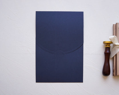 Z9336 - Sötétkék színű díszboríték, B6 - 12,3 x 18,4 cm.-Boríték-Erdélyi Esküvői Meghívók-boríték,kék,rövid oldalon nyíló boríték-Erdélyi Esküvői Meghívók
